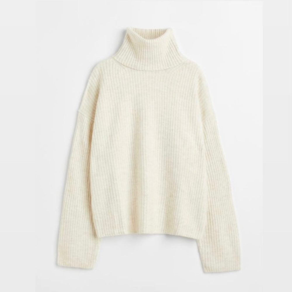COZY OVERSIZED WHITE SWEATER